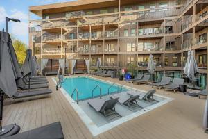 um hotel com piscina e cadeiras e um prédio em Luxury in The Gulch with Patio Pool Walk to Broadway em Nashville mais 42 fotografias