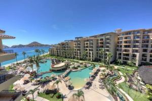 una vista aerea di un resort con piscina di Beachfront, Premium Ocean View, VLE 1305 a Cabo San Lucas
