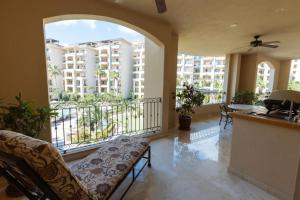 un soggiorno con divano e balcone di Beachfront, Premium Ocean View, VLE 1305 a Cabo San Lucas