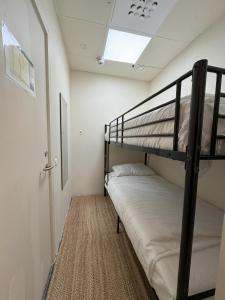 Postel nebo postele na pokoji v ubytování Nomad City