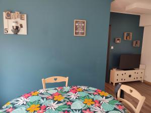 a bedroom with a bed and a desk with a computer at Gîte Bienvenue chez Naty in Audrieu
