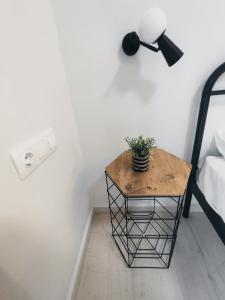 a table with a plant on it next to a lamp at Verde lygia in Lygia +11 photos