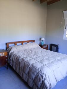 ein Schlafzimmer mit einem großen Bett mit einer weißen Bettdecke in der Unterkunft Casa Mar de Ostende in Ostende