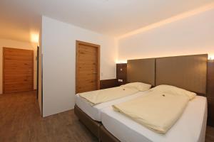 A bed or beds in a room at Der Kaiserhof Ried