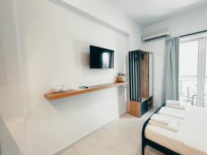 a living room with a couch and a tv on a wall at Verde lygia in Lygia