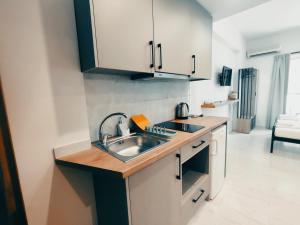 a kitchen with a sink and a counter top at Verde lygia in Lygia