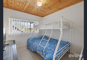 Ένα ή περισσότερα κρεβάτια σε δωμάτιο στο The Classic Island Holiday Home