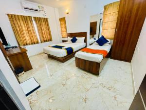 Keerthis Royal Suites - Near International Airport Terminal 1 and 2客房内的一张或多张床位