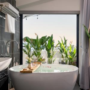 ハノイにあるKeypad Hotel - Linh Langのバスルーム(バスタブ付) +37枚の写真