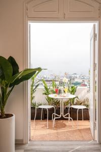 ハノイにあるKeypad Hotel - Linh Langのテーブルと椅子、大きな窓が備わる客室です。