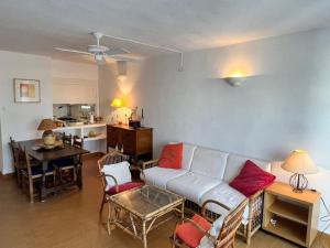 ein Wohnzimmer mit einer weißen Couch und einem Tisch in der Unterkunft La Pecera de Isla Plana in Isla Plana