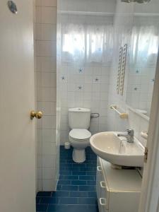 ein Badezimmer mit Toilette und Waschbecken in der Unterkunft La Pecera de Isla Plana in Isla Plana + 15 Fotos