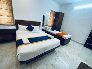 Keerthis Royal Suites - Near International Airport Terminal 1 and 2客房内的一张或多张床位