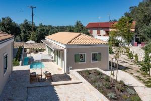 Bazén v ubytování ULIVETO PAXOS nebo v jeho okolí