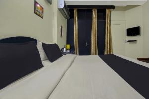 Televiisor ja/või meelelahutuskeskus majutusasutuses Hotel O Malhotra BnB