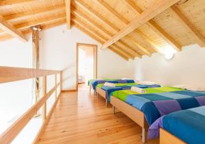fila de camas en una habitación con techos de madera en Casa de Sao Mamede, en São Mamede