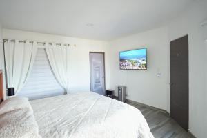 Un pat sau paturi într-o cameră la Modern Home with Parking 3ACs, 1King & 3Queen Beds Netflix PayPerView