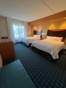 モーガンタウンにあるFairfield Inn by Marriott Morgantownのベッドが2つと窓があるホテルの部屋