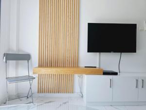 TV a/nebo společenská místnost v ubytování Sea Side Appartment in Kato Paphos