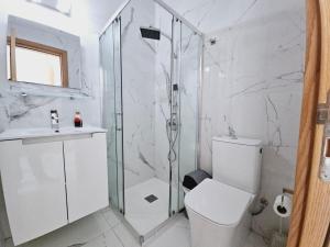 Koupelna v ubytování Sea Side Appartment in Kato Paphos + 37 fotografií