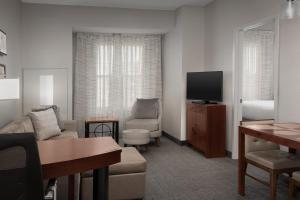 Телевизор и/или развлекательный центр в Residence Inn by Marriott Greensboro Airport