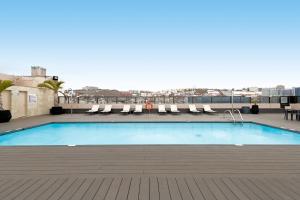 una piscina en la azotea de un edificio en AC Hotel Iberia Las Palmas by Marriott, en Las Palmas de Gran Canaria