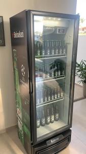 einen Kühlschrank mit vielen Flaschen Bier in der Unterkunft Casa de Campo Ninho Verde Eco Residence in Quadra