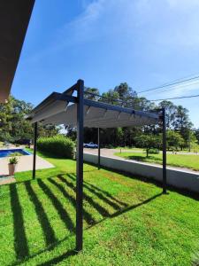 ein Baldachin auf dem Gras in einem Park in der Unterkunft Casa de Campo Ninho Verde Eco Residence in Quadra