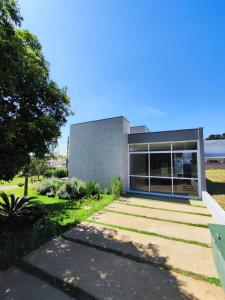 ein modernes Haus mit einem großen Fenster in der Unterkunft Casa de Campo Ninho Verde Eco Residence in Quadra