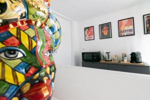 eine bunte Vase auf einer Theke in einem Raum in der Unterkunft R-Home Exclusive Rooms in Catania