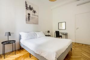 une chambre avec un grand lit blanc et deux chaises dans l'établissement Luxury 4 bedrooms apartments Close to Duomo, à Milan