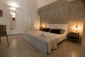 ein Schlafzimmer mit einem großen weißen Bett in einem Zimmer in der Unterkunft R-Home Exclusive Rooms in Catania