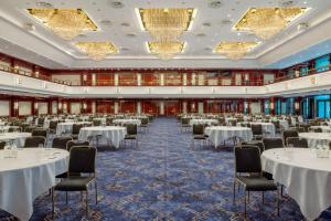 einen großen Bankettsaal mit Tischen und Stühlen in der Unterkunft JW Marriott Hotel Berlin in Berlin + 37 Fotos