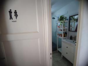 ein Badezimmer mit Toilette und Waschbecken und einer Tür in der Unterkunft Chambre double- SDB et WC Privé in Morlaix + 1 Foto