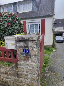 ein Schild an einer Steinmauer vor einem Haus in der Unterkunft Chambre double- SDB et WC Privé in Morlaix