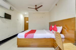 Postel nebo postele na pokoji v ubytování Hotel O Srinivasa Residency