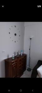 a room with a sink and a clock on the wall at Όμορφο διαμέρισμα στο κέντρο Κοζάνης, για μια ευχάριστη διαμονή in Kozani