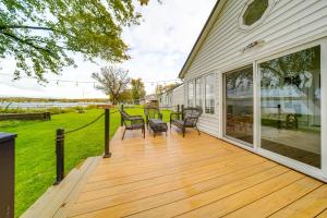 Balkón nebo terasa v ubytování Waterfront Chautauqua Lake Home with Stunning Views
