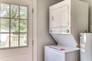 Imagine din galeria proprietății 3 Mi to Camp Lejeune Home with Fire Pit and Grill! în Jacksonville