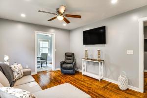 TV a/nebo společenská místnost v ubytování 3 Mi to Camp Lejeune Home with Fire Pit and Grill!