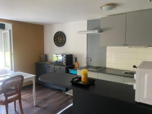 Η κουζίνα ή μικρή κουζίνα στο Centre saint malo