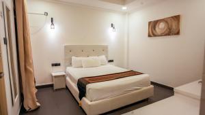 Postel nebo postele na pokoji v ubytování Silver Oasis Maldives