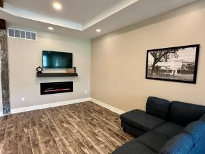 Una sala de estar con un sofá y un televisor de pantalla plana. en Mansion on the Mississippi River-7 Bedrooms&Baths, en Bellevue