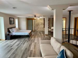 una sala de estar con una cama y un sofá en Mansion on the Mississippi River-7 Bedrooms&Baths, en Bellevue