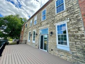 un gran edificio de ladrillo con una gran terraza de madera en Mansion on the Mississippi River-7 Bedrooms&Baths, en Bellevue