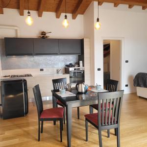 una cucina e una sala da pranzo con tavolo e sedie di Carlotta Mountain Lake Iseo Hospitality a Bossico