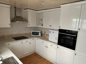 Linden Ave Bungalowにあるキッチンまたは簡易キッチン +17枚の写真