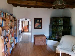 una sala de estar llena de muchos libros en Hétrét Vendégház, en Kercaszomor