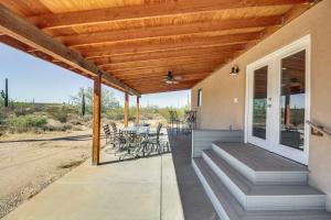 Μπαλκόνι ή βεράντα στο Secluded Marana Home with Viewing Decks and Privacy!
