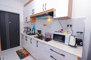 Η κουζίνα ή μικρή κουζίνα στο Dhahabu private Apartment